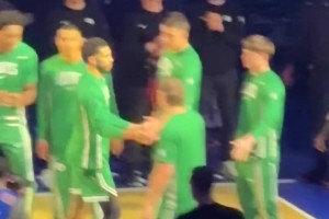 之前就是在这个球场受伤的塔图姆入场，现场球迷送掌声鼓励！